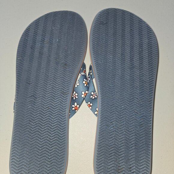 Vera Bradley Flip Flops - Picture 3 of 6